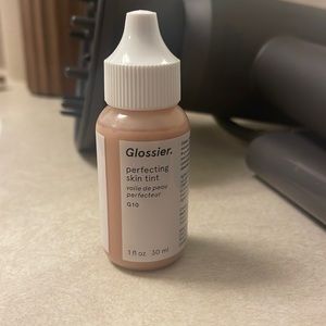 Glossier skin tint g10